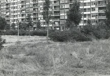 502834 Gezicht in het plantsoen aan de noordzijde van het flatgebouw aan de St. Maartendreef te Utrecht.